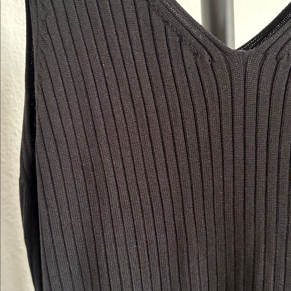 Halara front and back v neck sleeveless midi NWT Size M - Picture 2 of 4